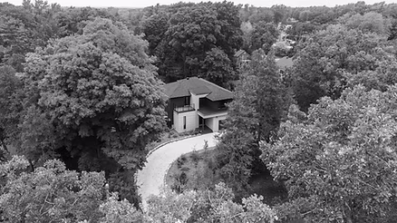 Maison de Laval sur le Lac et arbres matures