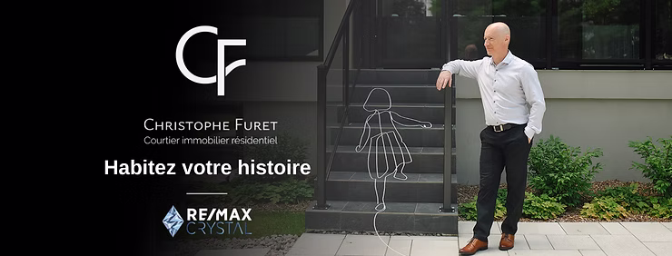 Christophe Furet, courtier immobilier résidentiel, devant une propriété